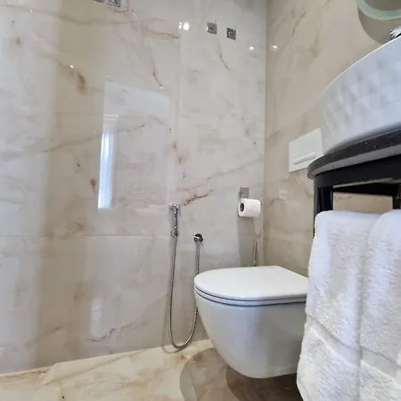 Santa Maria, Cerloj Hotell Durrës